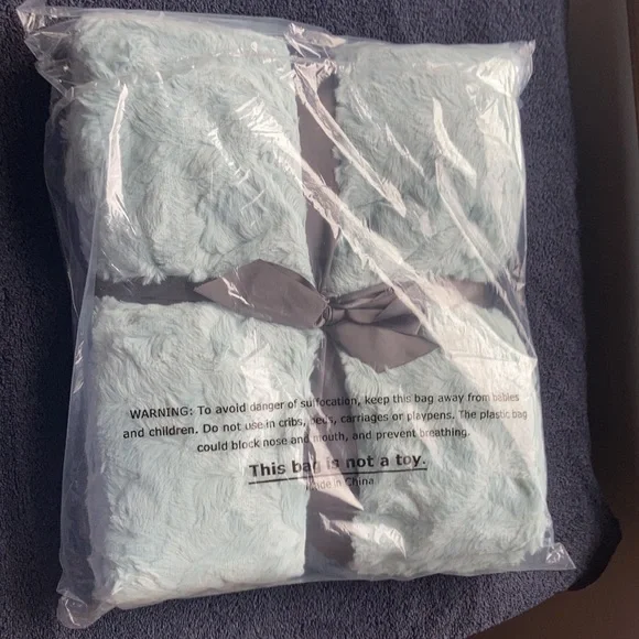 Relisted Madison Park faux fur throw 60 X 70 in - Picture 10 of 13